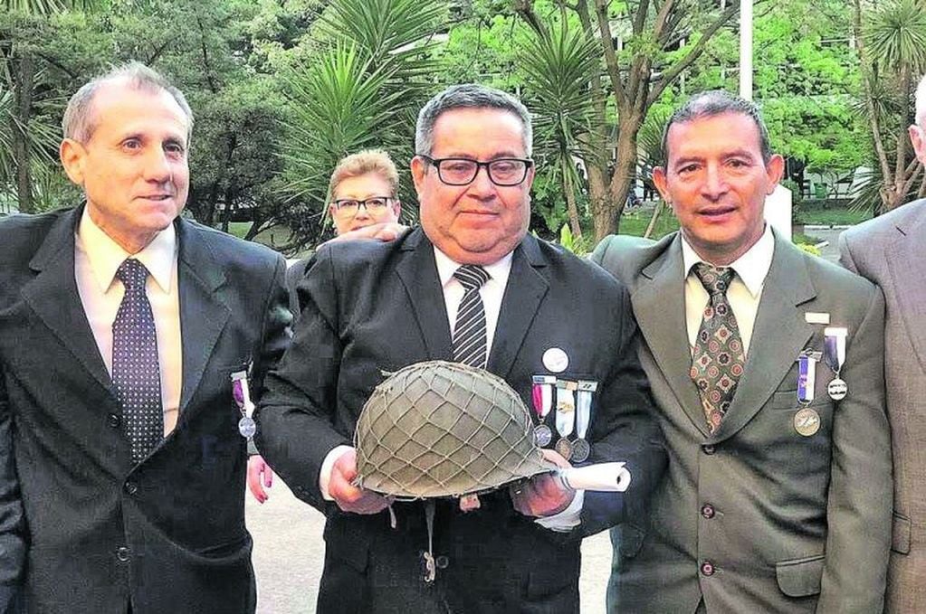 Malvinas 38 años- Héctor Pereyra -Veterano de Guerra se reencuentra con su casco
Crédito: Familia Pereyra