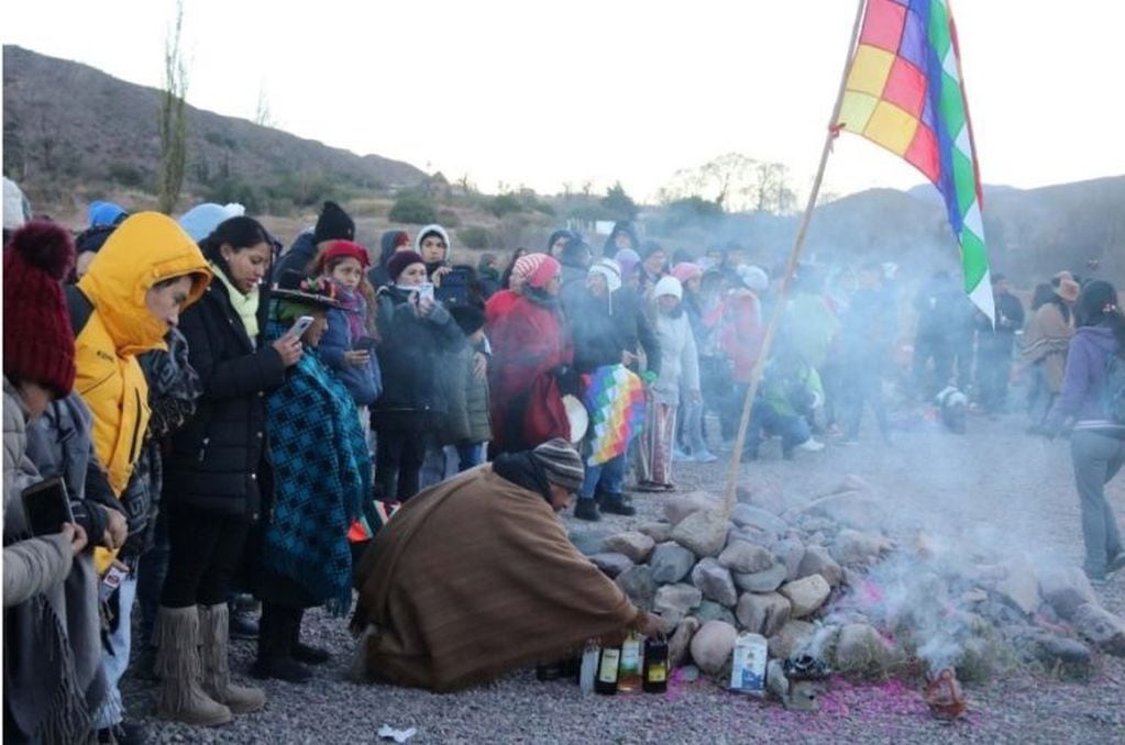 El tributo a la Pachamama, Madre Tierra, en la tradicional ceremonia del año nuevo andino.