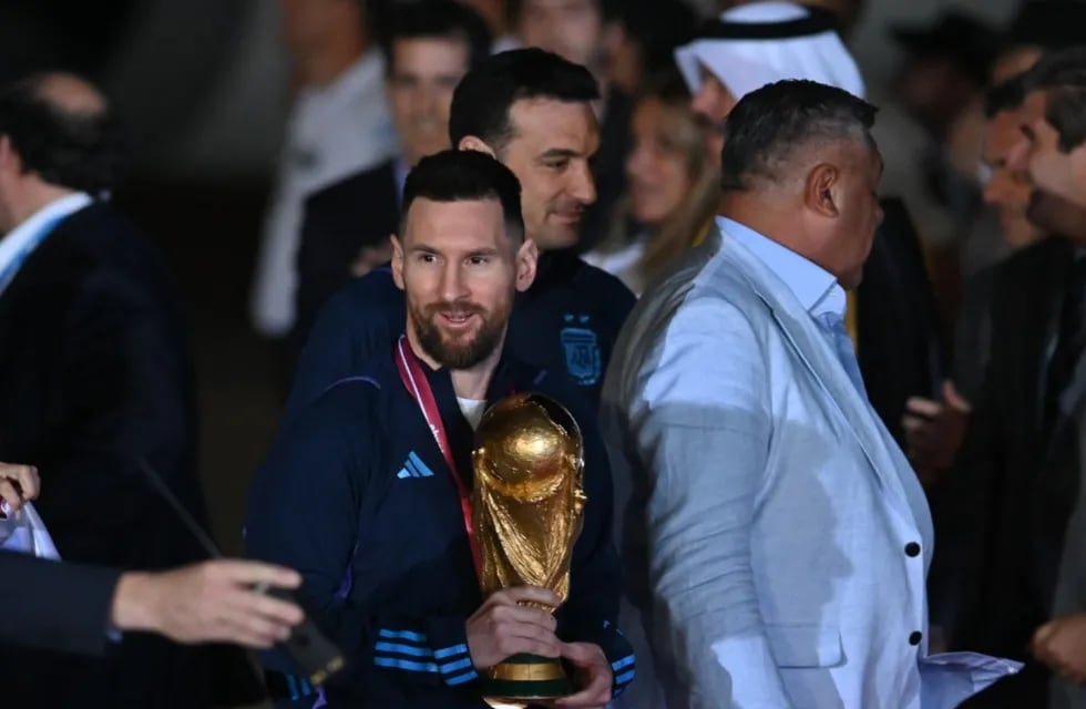 Lionel Messi, con la copa de campeón del mundo, acompañado por el DT Lionel Scaloni y por el presidente de AFA Claudio Tapia en la llegada de la selección al país. Gentileza: Clarín