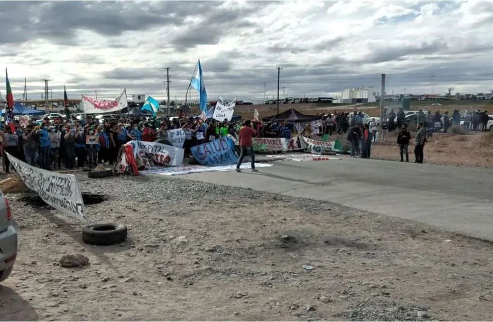 Camioneros y enfermeros que cortan las rutas a Vaca Muerta casi terminan a las piñas (Foto: Twitter)