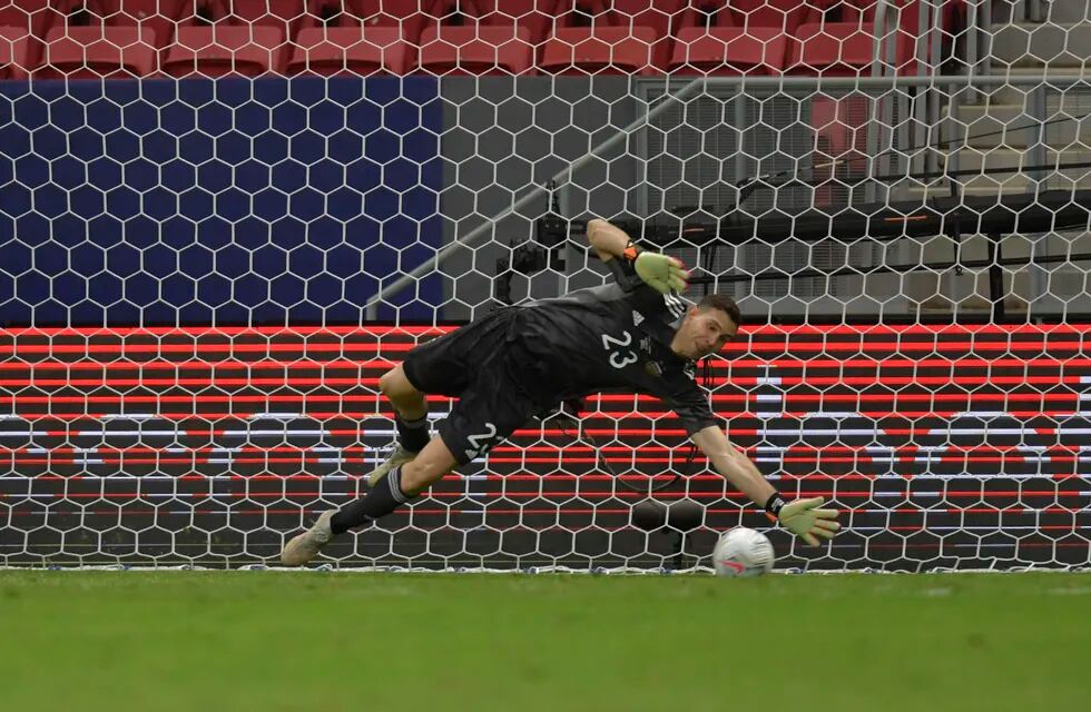 Emiliano Martínez atajando un penal durante la semifinal de la Copa América