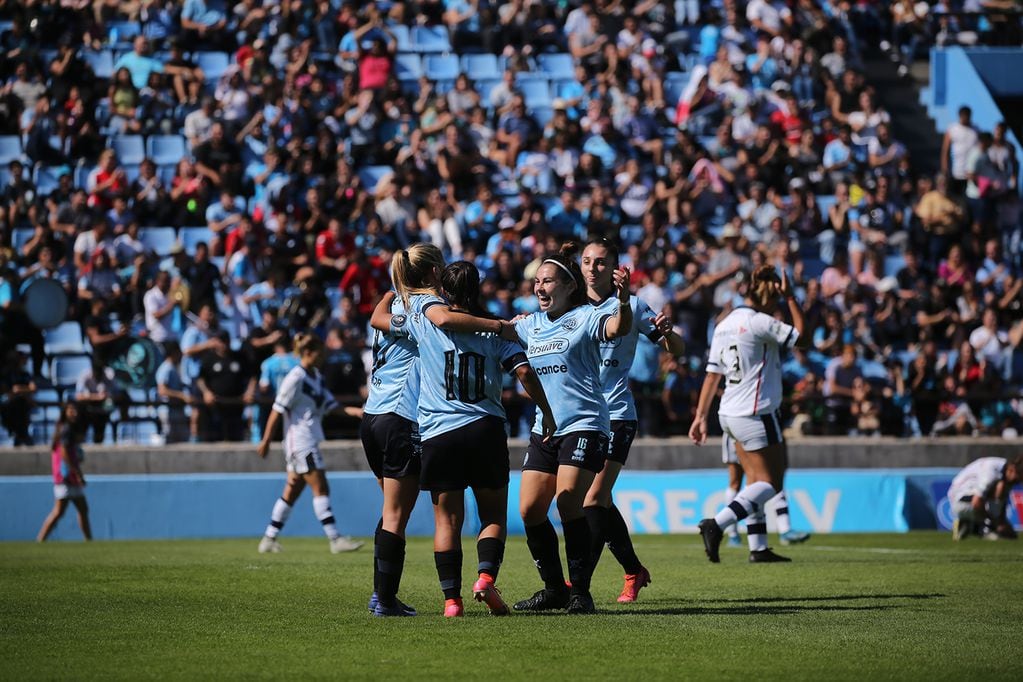 El femenino de Alberdi goleó 6 a 0 a Vélez.