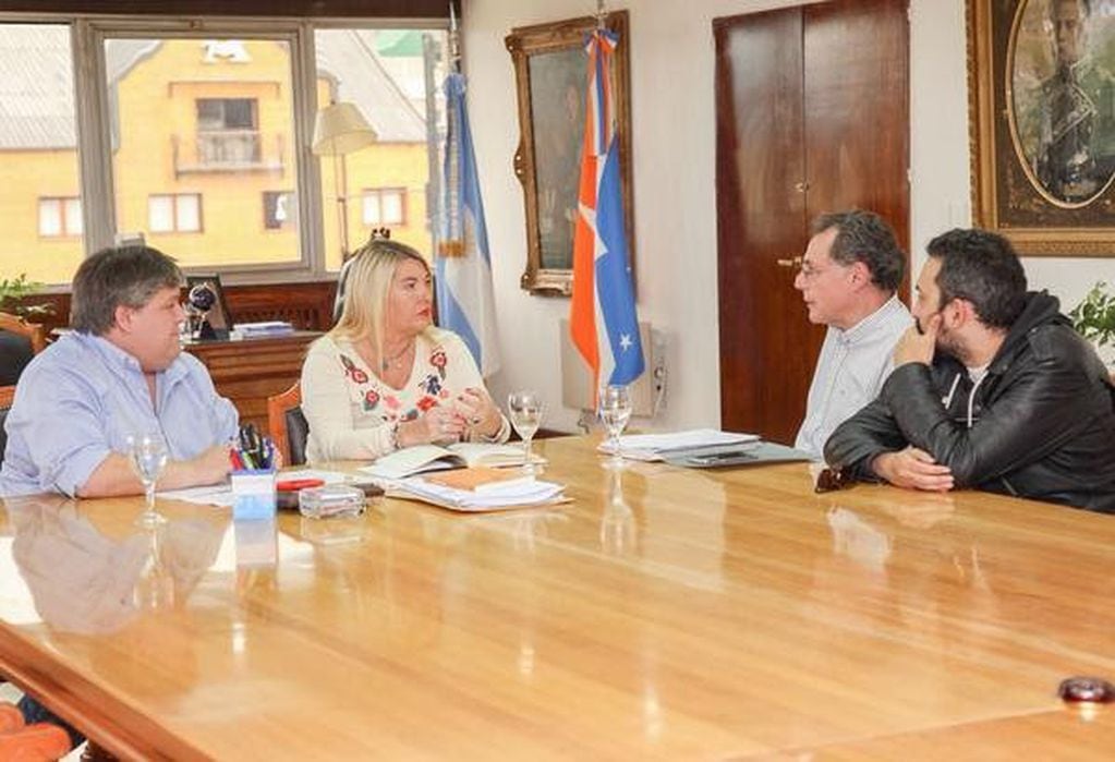 Rosana Bertone reunida con las autoridades de la Cooperativa Eléctrica Tierra del Fuego - Parque Eólico