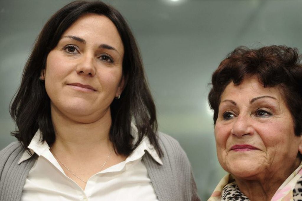 Claudia Domínguez junto a su abuela paterna, María.