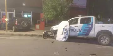 Fuerte choque entre un patrullero y un auto en Colón y Lavalle