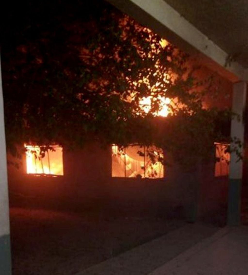 Incendian de modo intencional dos aulas de una escuela de Moreno.