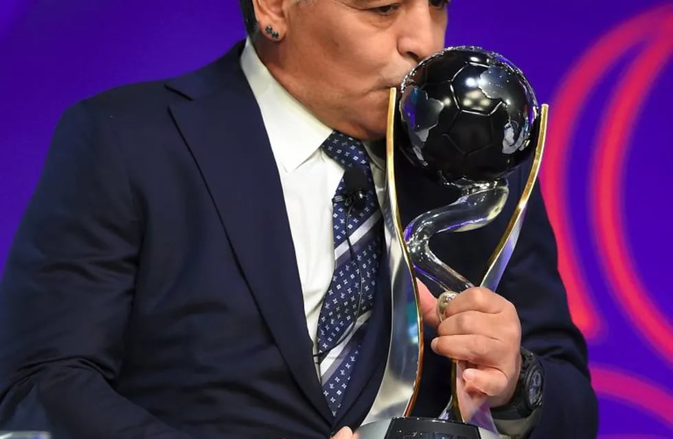 Argentinian football star Diego Maradona kisses the trophy during the official draw for the FIFA under-20 football World Cup in Suwon, south of Seoul, on March 15, 2017.rnThe FIFA U-20 World Cup will be held in South Korea from May 20 to June 11. / AFP PHOTO / JUNG Yeon-Je corea del sur seul diego armando maradona sorteo de la fifa mundial de futbol sub 20 futbol sorteos