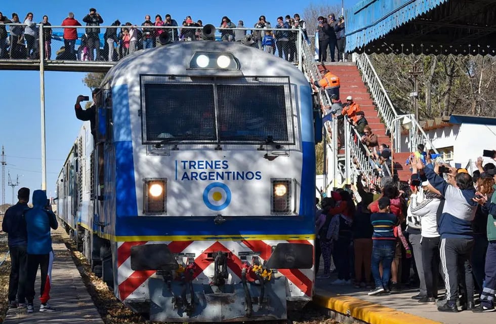 Miriam viajó 60 kilómetros para ver la llegada del tren de pasajeros a San Luis .