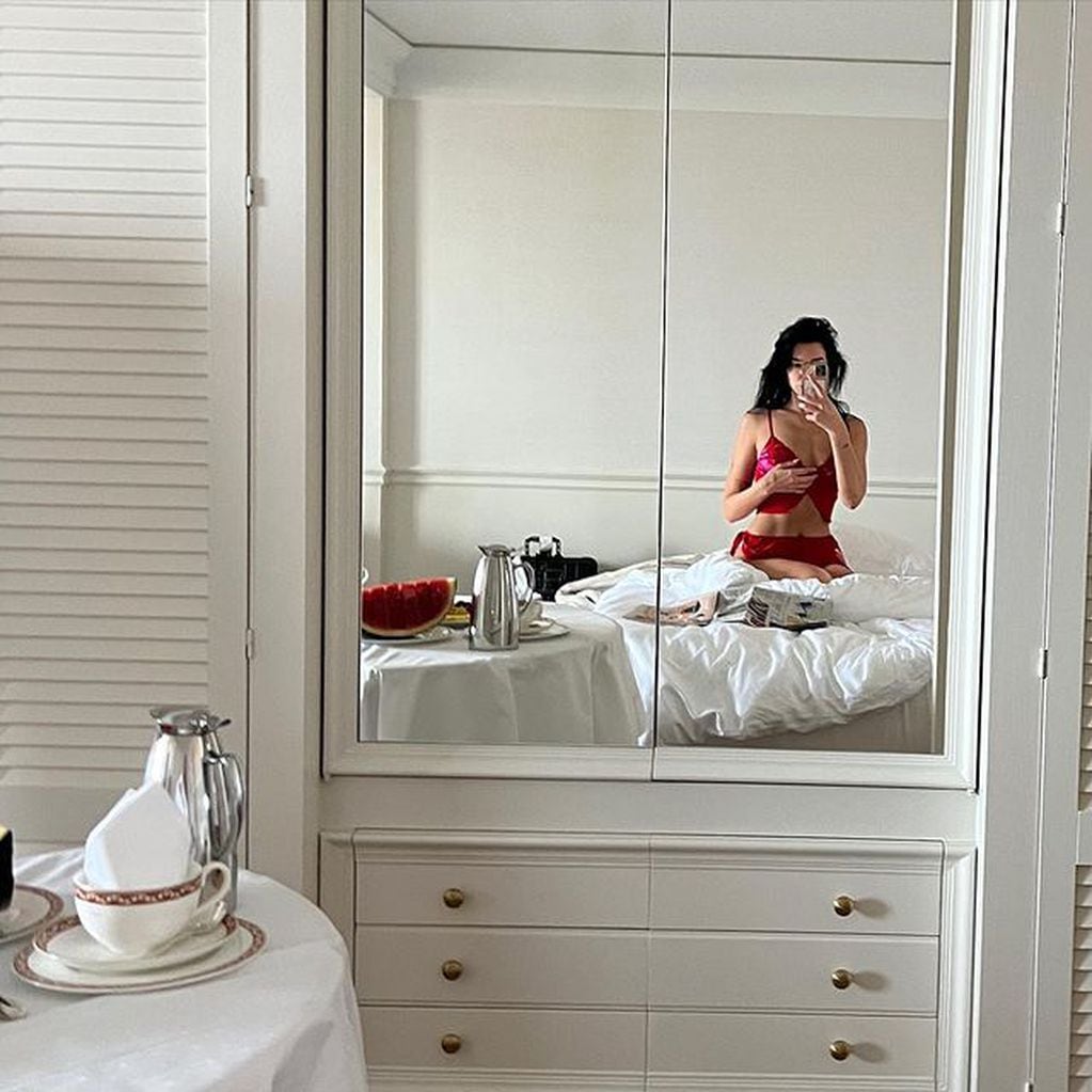 La cantante británica posó desde la cama con un conjunto de ropa interior rojo y encendió las redes sociales / Foto: Instagram