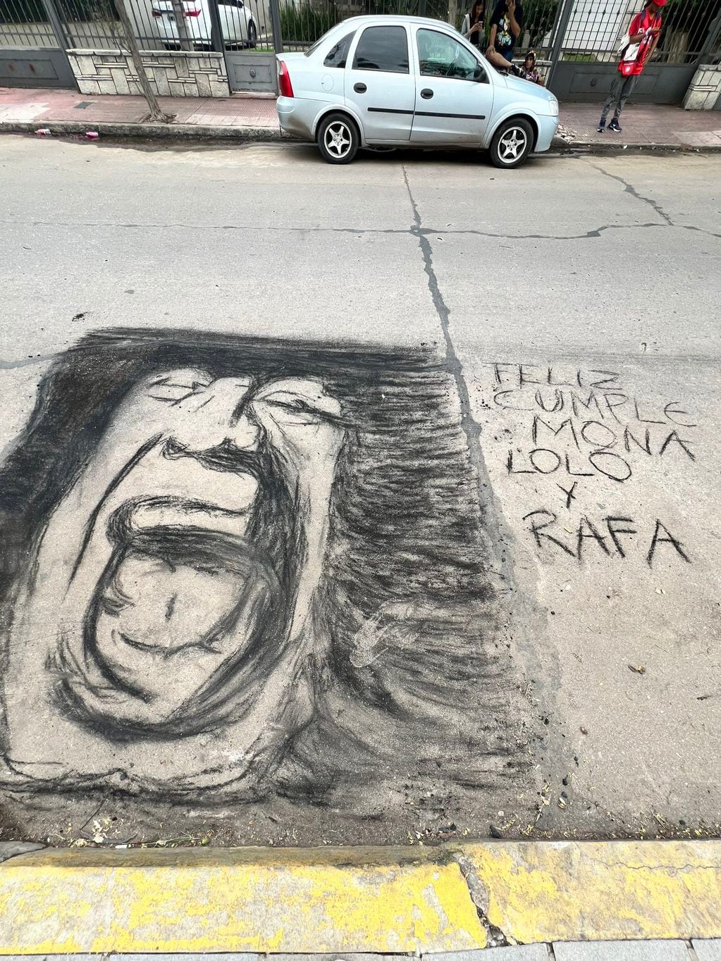 En honor a su cumpleaños, dos fanáticos dibujaron a la Mona en la calle.