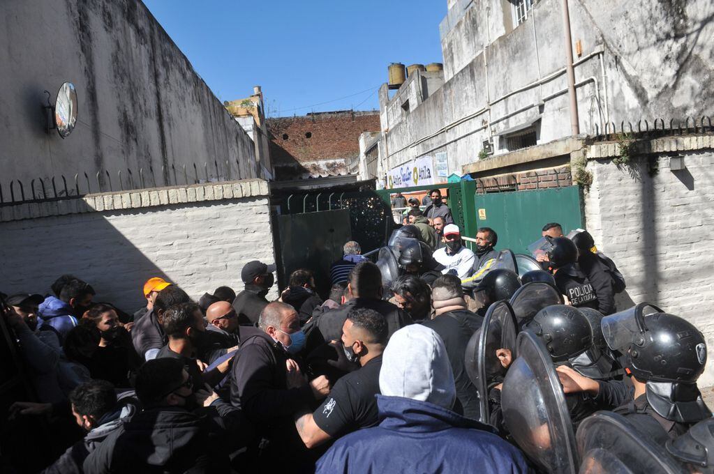 Tensión entre la Policía y manifestantes durante una protesta en Boedo.