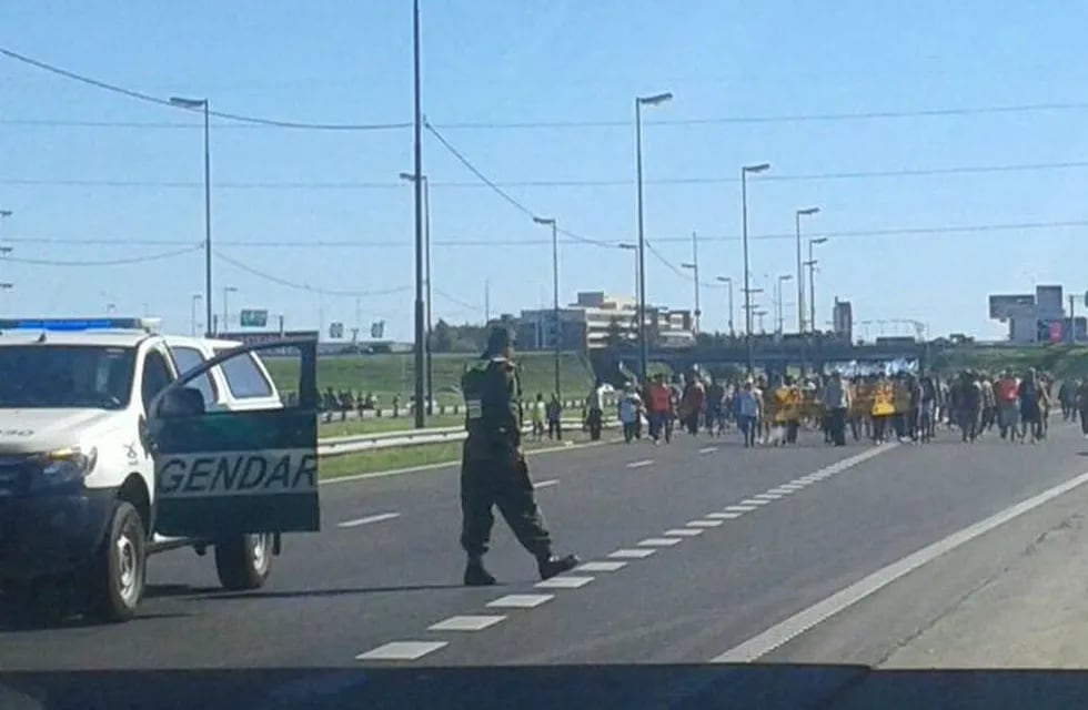 Gendarmería arribó a la cabecera de la Autopista Rosario-Buenos Aires durante el corte de la CCC junto a otras organizaciones sociales.