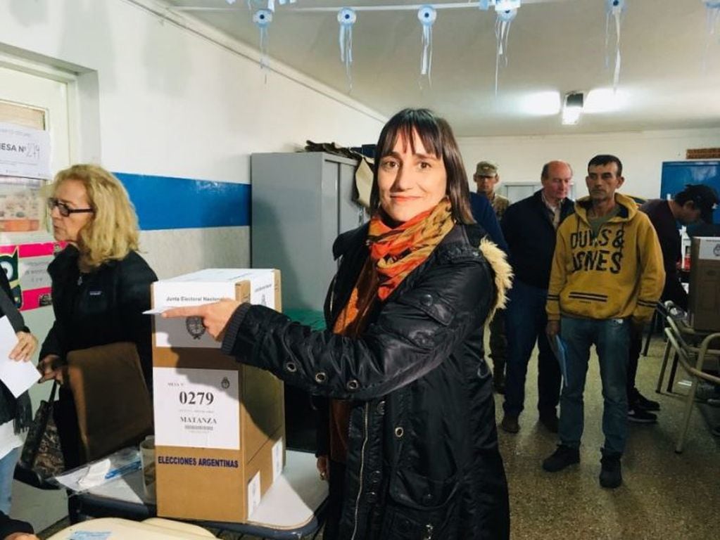 Precandidata a la vice presidencia, por el Frente de Izquierda Unido, Romina Del Pla emitió su voto en Lomas del Mirador.