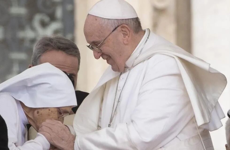 El Vaticano explicó por qué el Papa Francisco no se deja besar el anillo (Foto: EFE)
