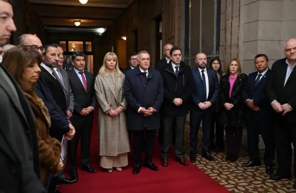 Osvaldo Jaldo junto a Rossana Chahla, Lisandro Catalán y funcionarios.