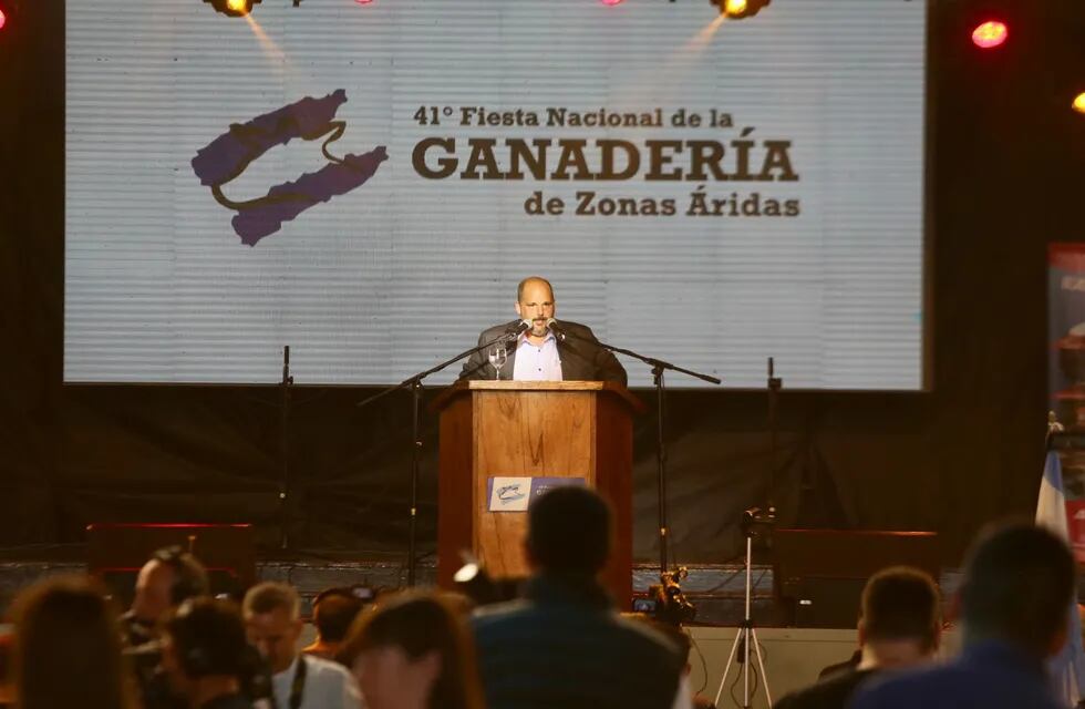 Jorge Noguerol, presidente de la Cámara de Comercio Alvear, durante el discurso de la 41 Fiesta de la Ganadería.