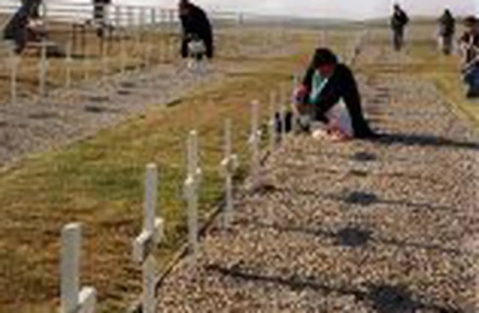 BUENOS AIRES 02/04/2015, IMAGEN  DE ARCHIVO, 33  ANIVERSARIO DE LA GUERRA DE MALVINAS.  CEMENTERIO DE DARWIN. rnFOTO:ARCHIVO DYN. isla malvinas  actividad conmemorativas cementerio acto en memoria de los caidos en la guerra de las Malvinas 33 aniversario guerra de malvinas foto  1982