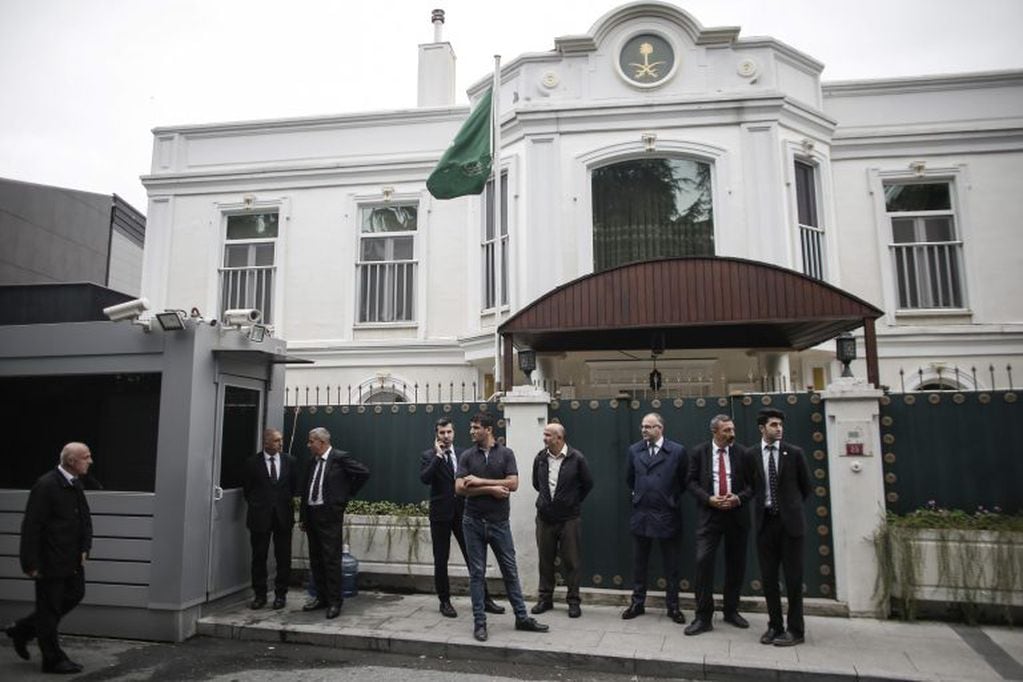 Personal de seguridad del Consulado aguardan la llegada de investigadores forenses