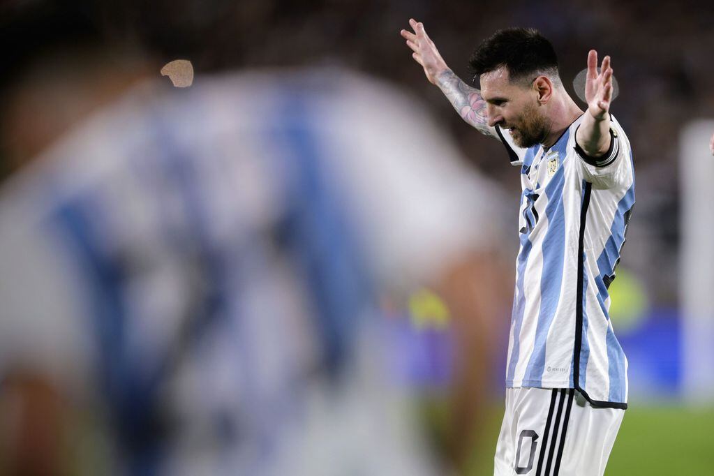 Lionel Messi, delantero del seleccionado argentino, anotando su gol 800 ante Panamá en el estadio de River. (AP)