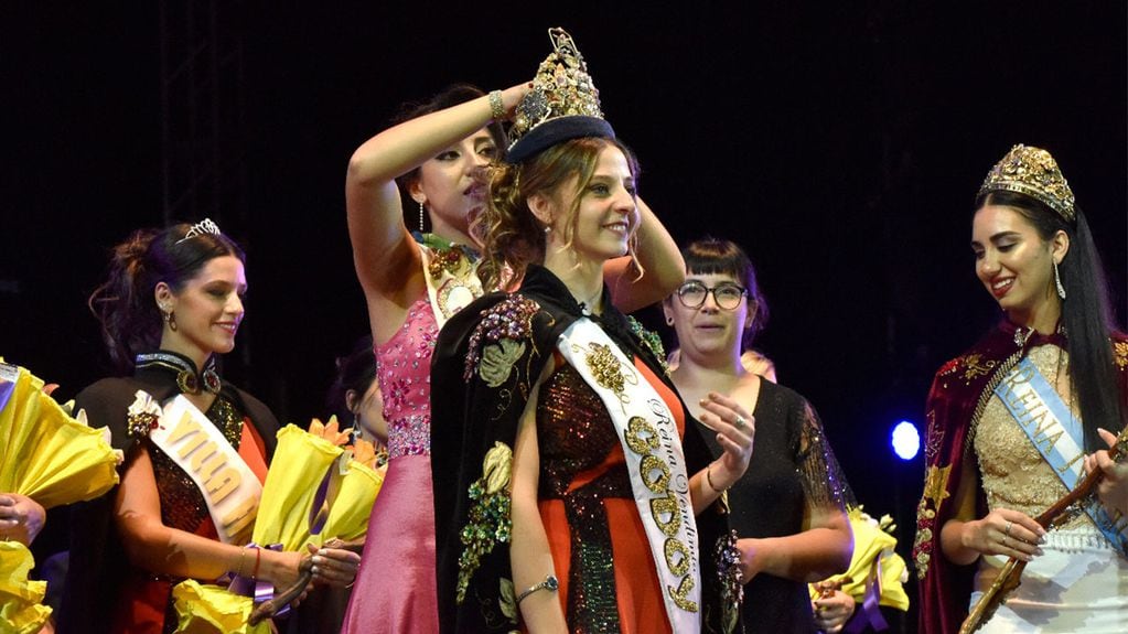 Mariana Gantus fue coronada como la nueva reina de Godoy Cruz en la fiesta “Danza bajo la magia de los parrales”