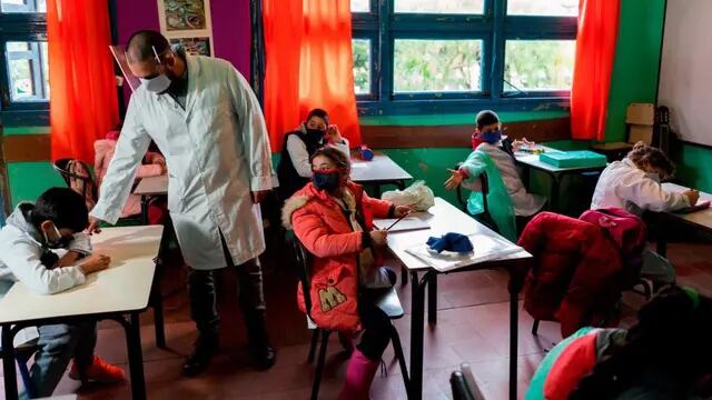 Docentes mayores de 60, embarazadas y de riesgo deben regresar a las escuelas