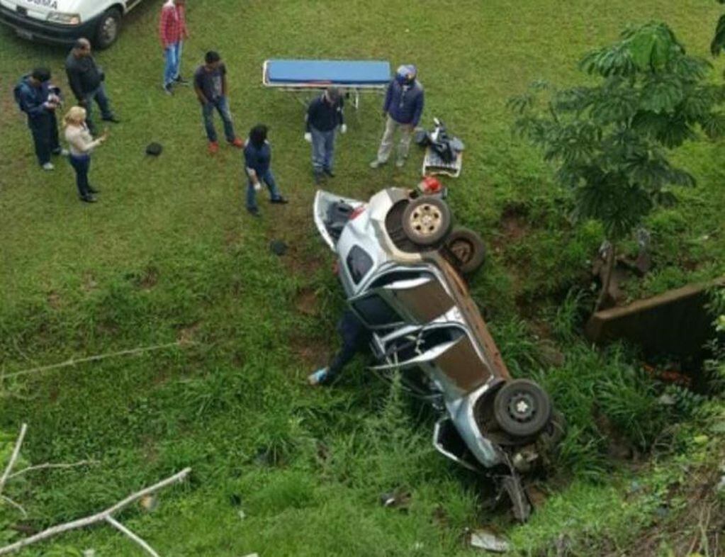 Una camioneta cayó al vacío en la Cascada de la Costanera. (Foto: El Territorio)