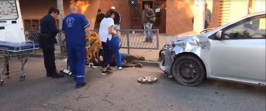 Violento choque entre un auto y una moto en Entre Ríos y Siria. (Informate Salta)