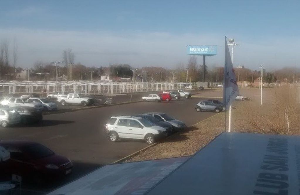 Estacionamiento de Walmart de Godoy Cruz.
