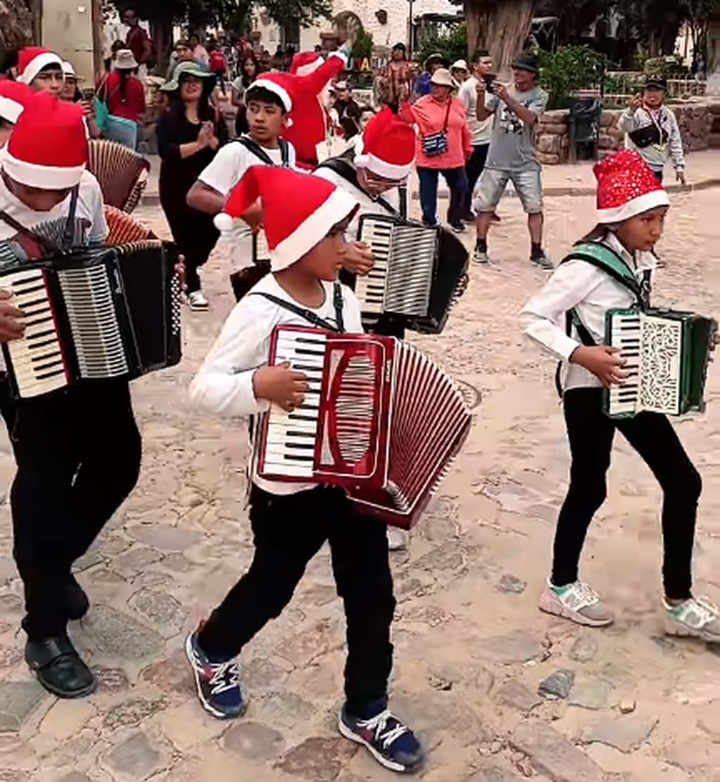 Niñas, niños y adolescentes son parte de la iniciativa "Serenata por los pueblos" que se reedita cada Navidad desde hace cuatro años en Jujuy.