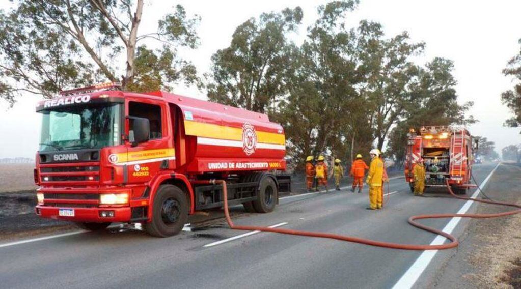 Los bomberos de Realicó debieron utilizar una unidad de abastecimiento por la gran demanda de agua que exigió el siniestro (Infotec)
