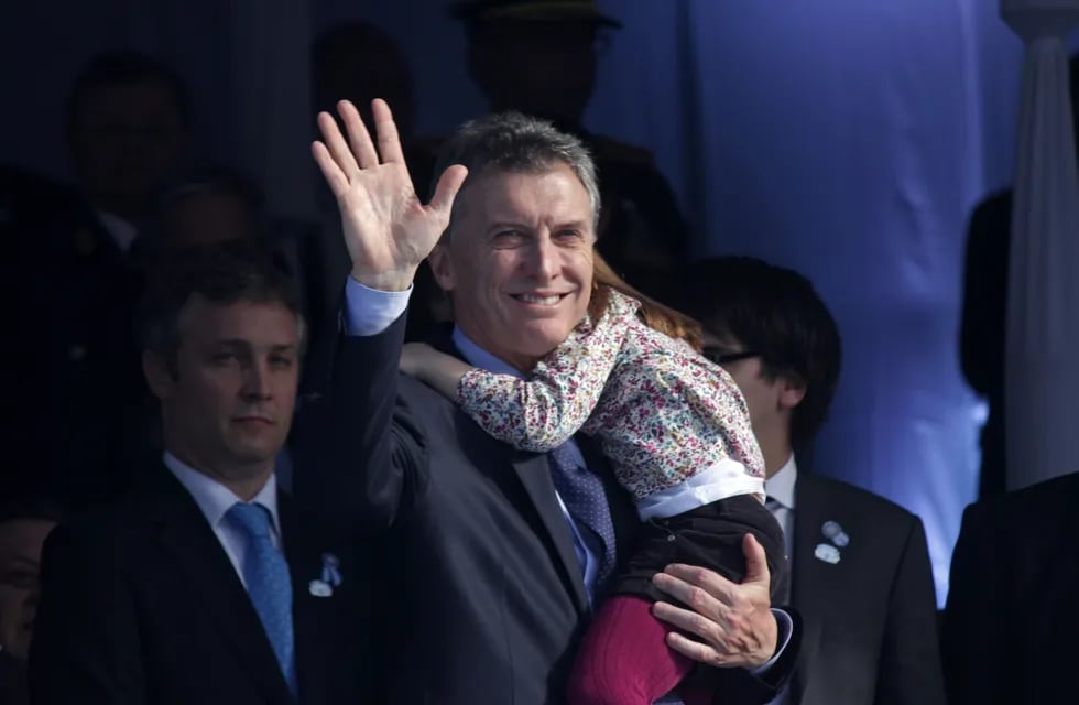 celebracion diferentes festejos en todo el pais al cumplirse 200 au00f1os de la independencia \r\nArgentine President Mauricio Macri waves as he holds his daughter during a parade to commemorate the bicentenary of the Argentine Independence, in Tucuman, Argentina, on July 9, 2016. / AFP PHOTO / Walter Monteros tucuman mauricio macri antonia celebraciones del bicentenario de la independencia de la patria festejo festejos por el bicentenario 200 au00f1os de Independencia desfile desfiles civico militar