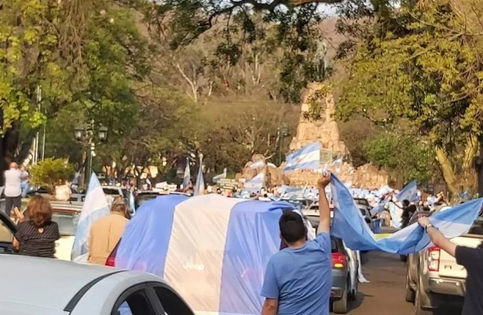 Masivo banderazo en Salta contra el gobierno de Alberto Fernández.