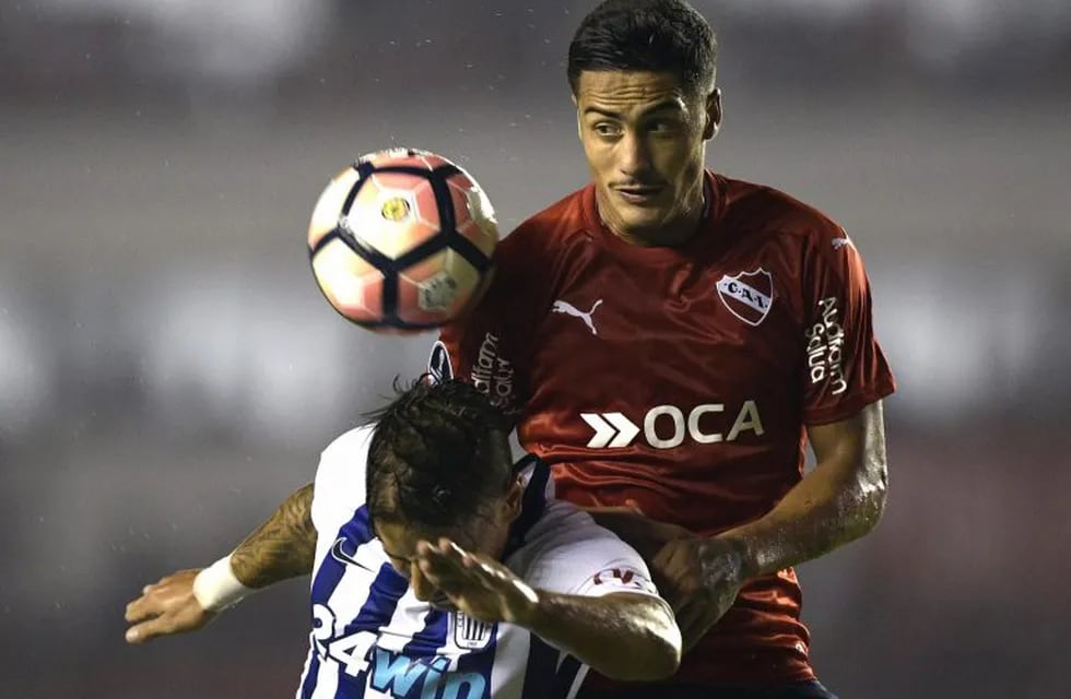 Peru's Alianza Lima midfielder Alejandro Hohberg (L) vies for the ball with Argentina's Independiente defender Jorge Figal during their Copa Sudamericana first leg football match at Libertadores de America stadium in Buenos Aires on April 4, 2017. / AFP PHOTO / JUAN MABROMATA buenos aires Alejandro Hohberg campeonato torneo copa sudamericana 2017 futbol futbolistas partido independiente alianza lima