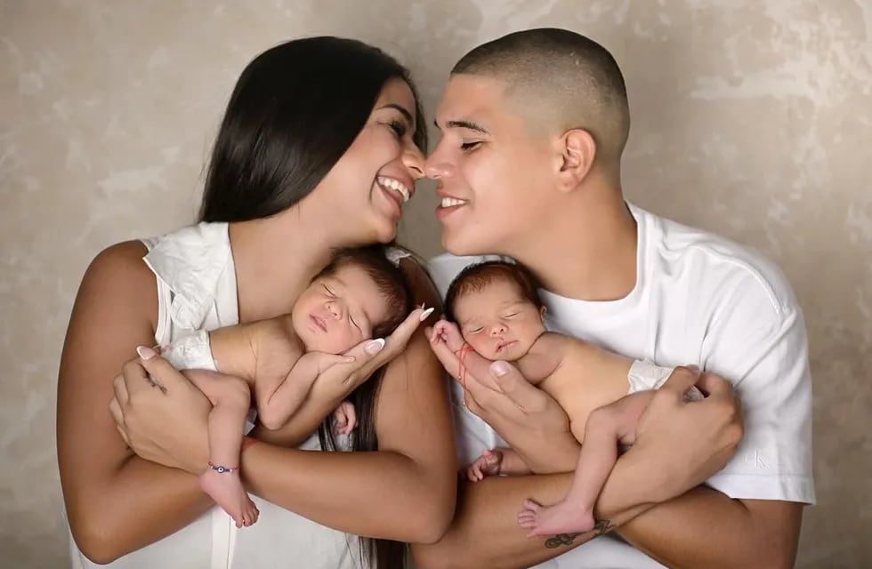 Daniela Celis y Thiago Medina mostraron por primera vez el rostro de sus bebés. (Instagram Daniela Celis)