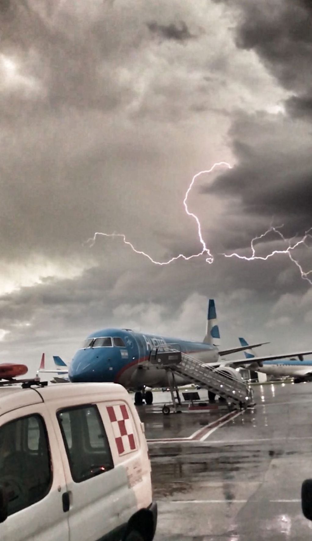 Un rayo impactó en el sistema de aproximación para aterrizajes y produjo problemas para el arribo de aviones.