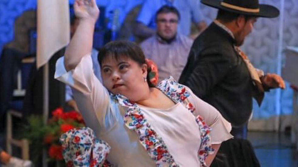 Ella es Marianita, la bailarina folclórica que más se luce arriba del escenario.