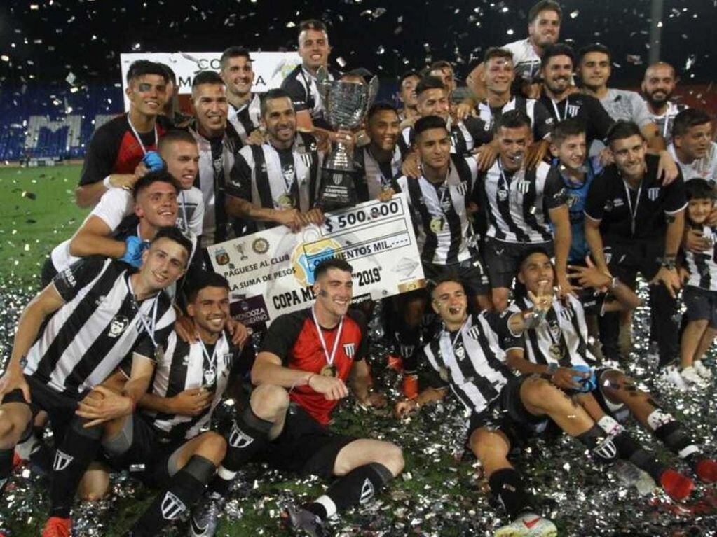 Gimnasia, campeón de la Copa Mendoza.