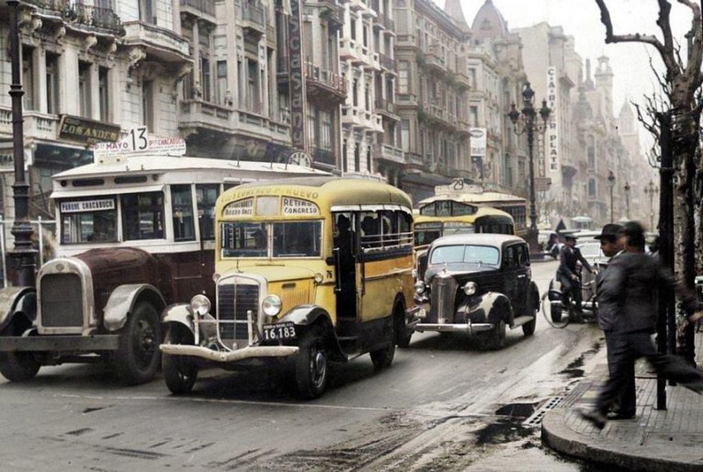 La Avenida de Mayo siendo transitada por autos, colectivos, ómnibus y hasta una bicicleta. Buenos Aires. Foto de 1938. @argentinaencolor