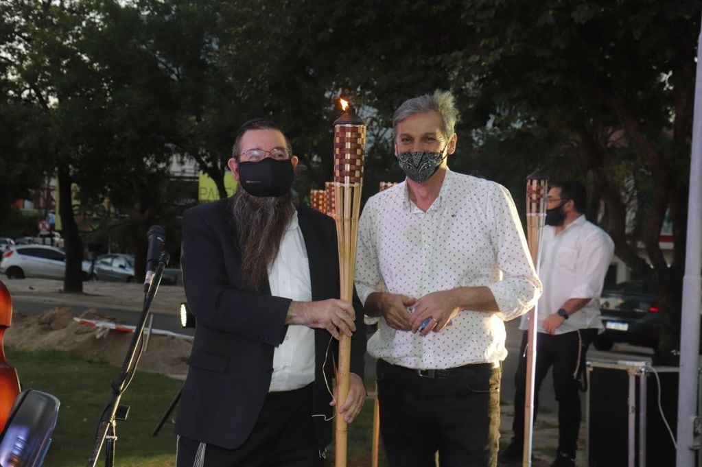 Rabino Yossi Turk, representantes de la comunidad judía, y público en general, formaron parte de la festividad.