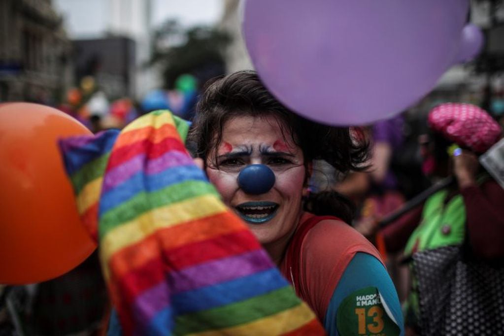 Centenas de personas participan de un acto conocido como "Marcha de los Payasos" el viernes 26 de octubre de 2018, para apoyar al candidato socialista a la presidencia de Brasil, Fernando Haddad. (EFE).