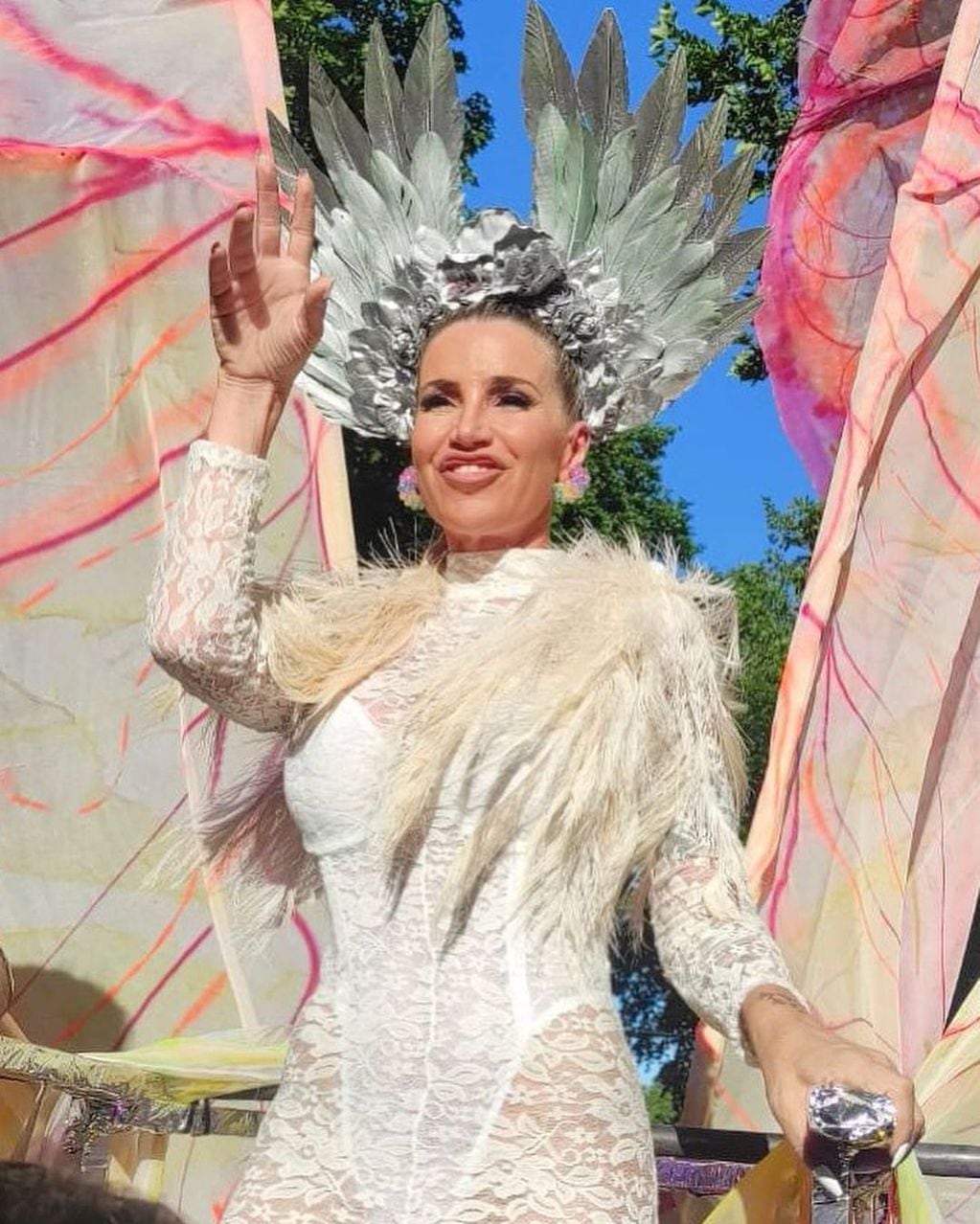 Encaje, plumas y a puro baile, así deslumbró Flor Peña desde una carroza en la Marcha del Orgullo.