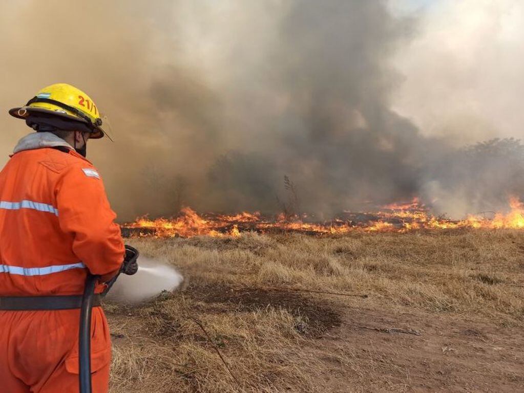 Bomberos de Arroyito trabajaron para sofocar el incendio en Basural Municipal