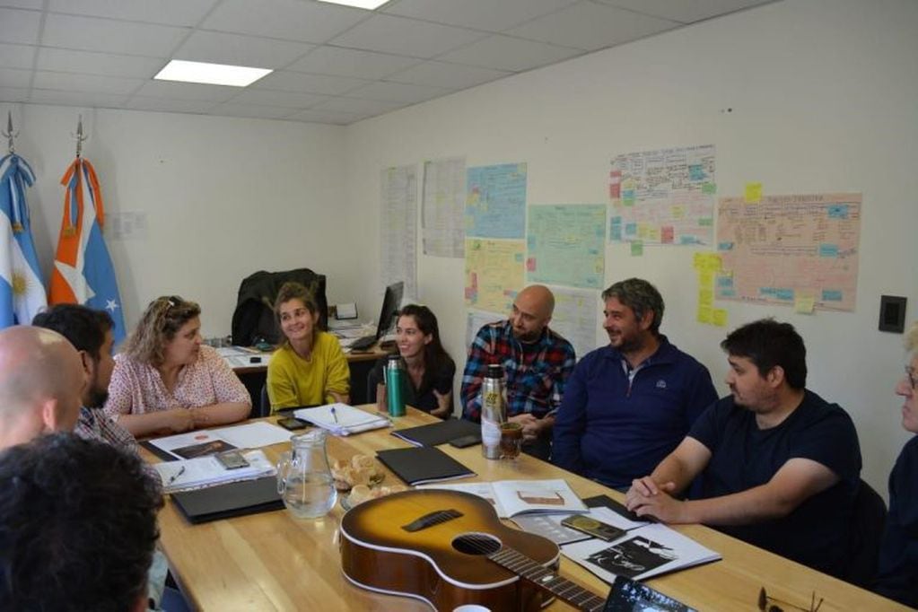 Equipo del Ministerio de Producción y Ambiente reunido con una empresa productora de instrumentos musicales con madera de lenga fueguina