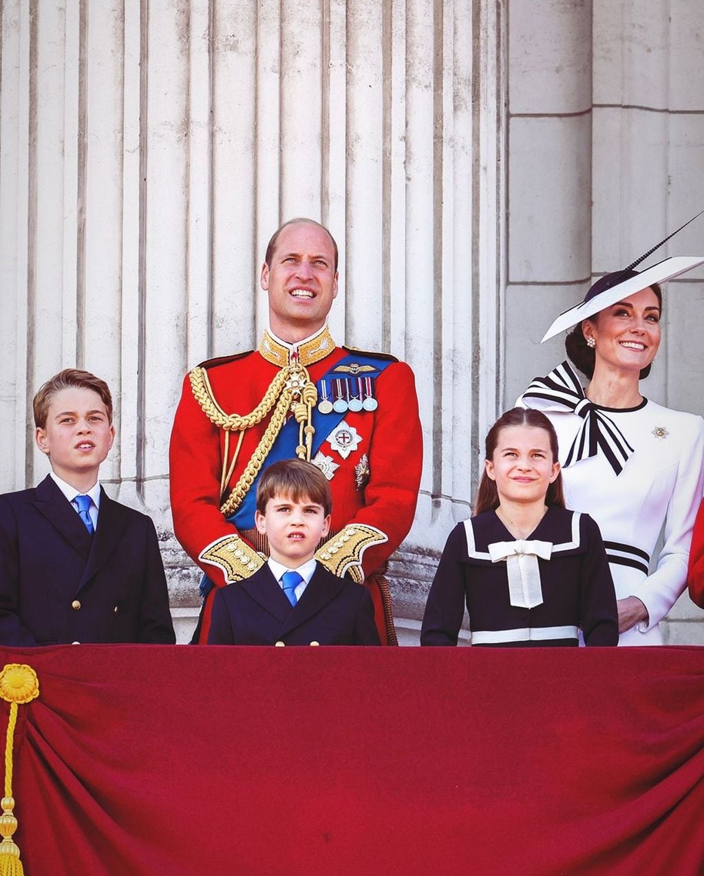 Kate Middleton junto al príncipe Williams y a sus hijos, Louis, George y Charlotte