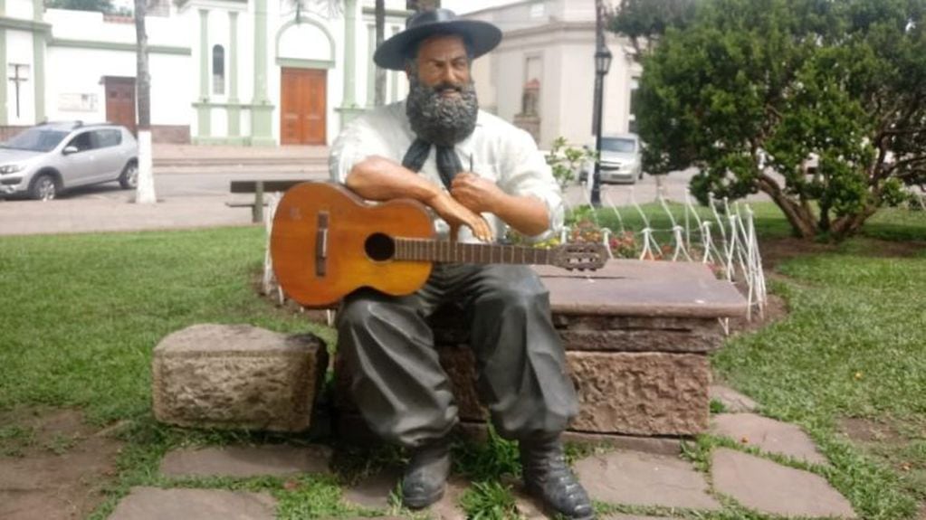En la plaza central de su ciudad, El Carmen, la imagen de Jorge Cafrune, el gaucho cantor de Jujuy.