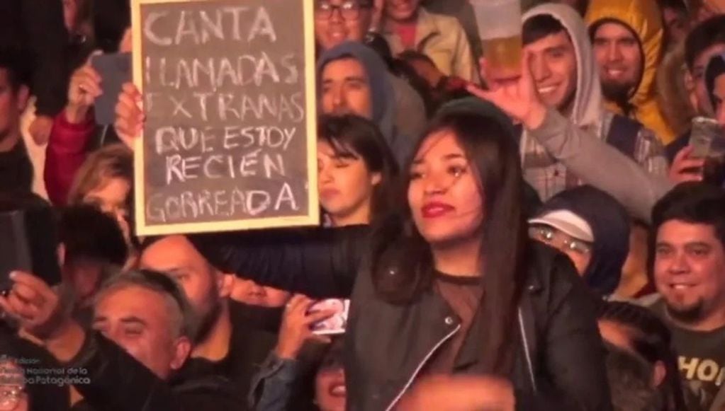 "Canra Llamadas Extrañas que estoy recién gorreada", el particular pedido de una fan a Ángela Leiva.