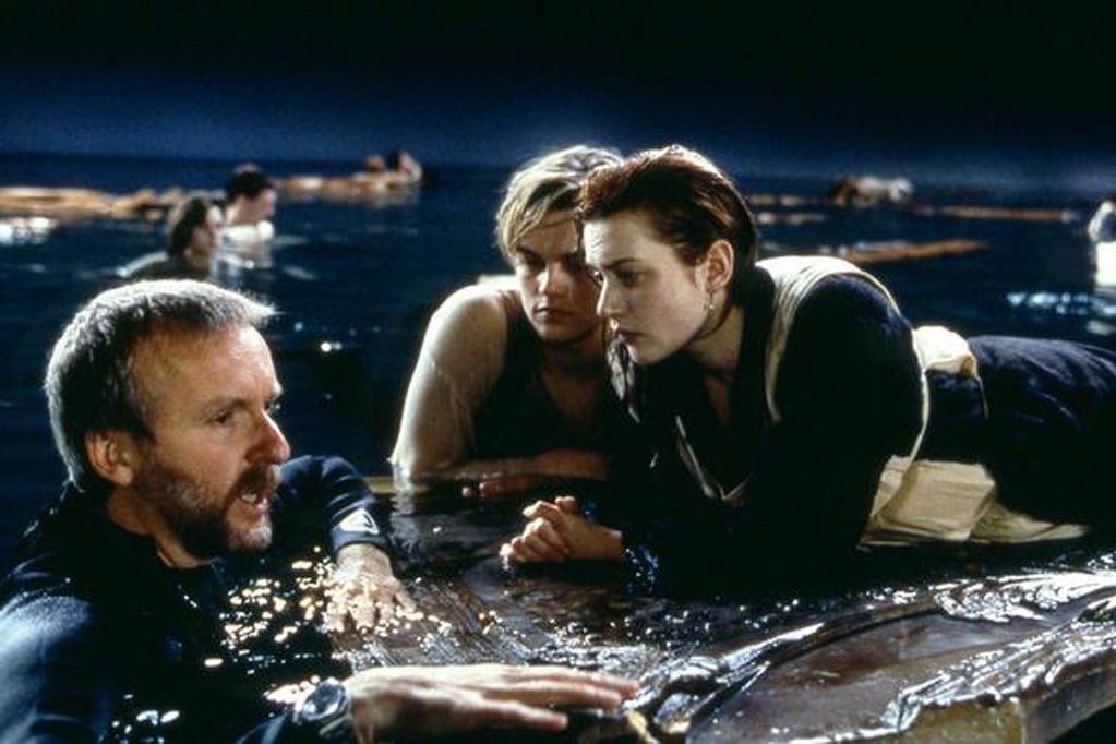 Kate Winslet, Leonardo DiCaprio y James Cameron en la escena de la tabla.