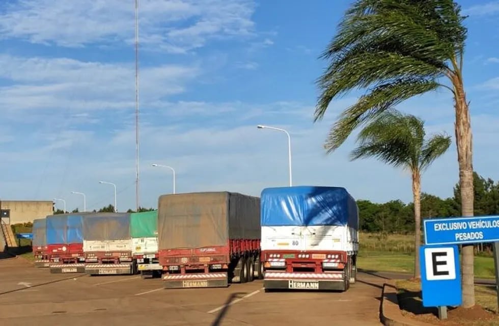Camiones varados a la entrada de Misiones hasta que se constaten sus guías de traslado de soja.