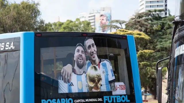 Los colectivos de Rosario con la imagen de Messi y Di María