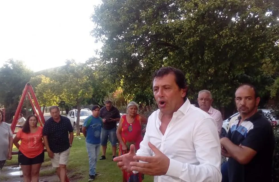 Saldán: el intendente Cayetano Canto en una reunión de vecinos